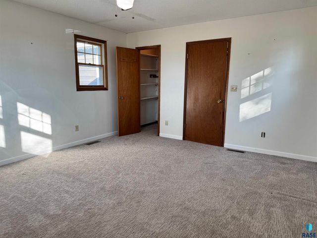 412 N Cleveland St Street, Lennox, SD 57039