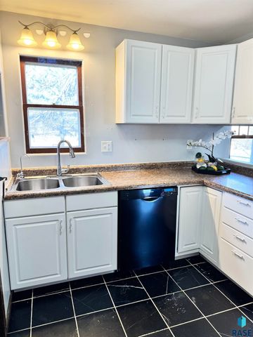 412 N Cleveland St Street, Lennox, SD 57039