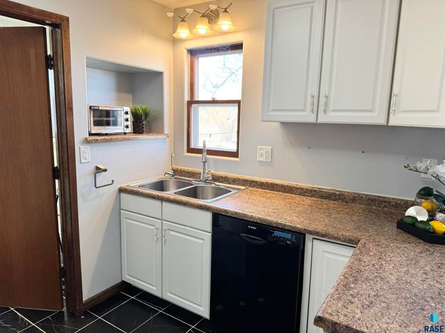 412 N Cleveland St Street, Lennox, SD 57039