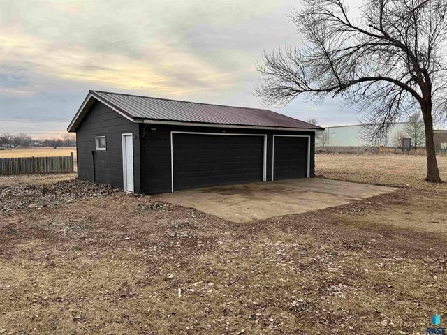 412 N Cleveland St Street, Lennox, SD 57039