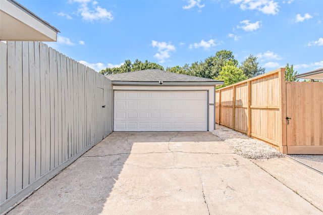 7623 Braes Meadow Drive, Houston, TX 77071