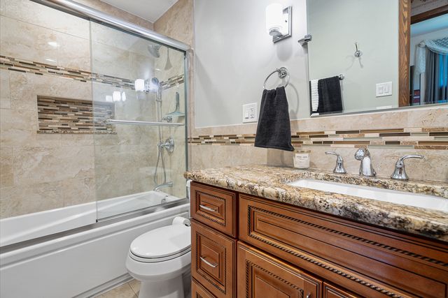 8832 Pleasant Avenue, Hickory Hills, IL 60457