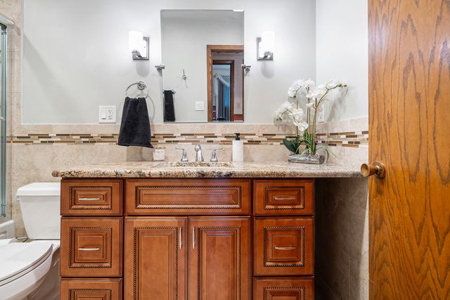 8832 Pleasant Avenue, Hickory Hills, IL 60457