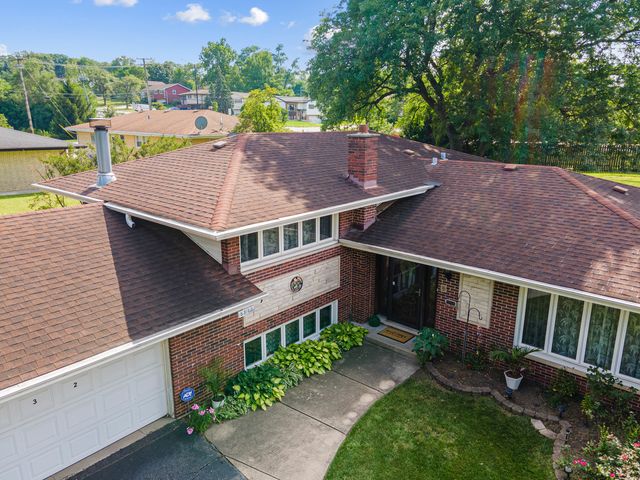 8832 Pleasant Avenue, Hickory Hills, IL 60457