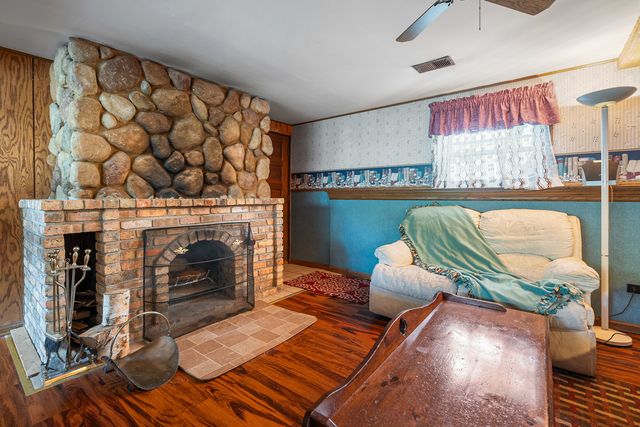 8832 Pleasant Avenue, Hickory Hills, IL 60457