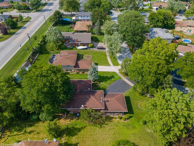 8832 Pleasant Avenue, Hickory Hills, IL 60457