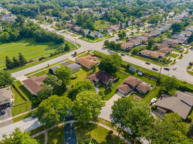 8832 Pleasant Avenue, Hickory Hills, IL 60457