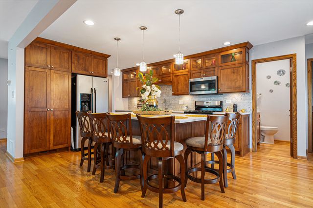 8832 Pleasant Avenue, Hickory Hills, IL 60457