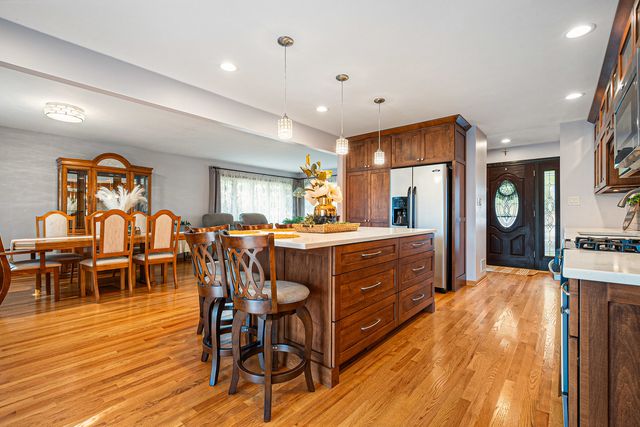 8832 Pleasant Avenue, Hickory Hills, IL 60457