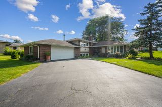 8832 Pleasant Avenue, Hickory Hills, IL 60457