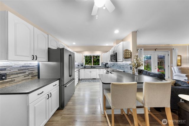 517 SW Dyer Street, Oak Harbor, WA 98277