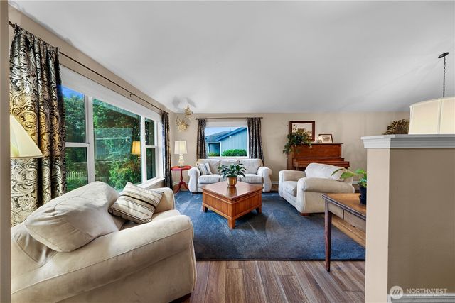 517 SW Dyer Street, Oak Harbor, WA 98277