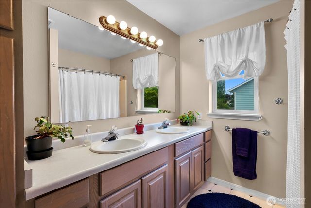 517 SW Dyer Street, Oak Harbor, WA 98277