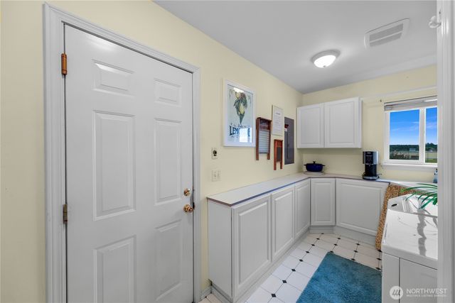517 SW Dyer Street, Oak Harbor, WA 98277
