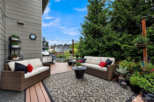 517 SW Dyer Street, Oak Harbor, WA 98277