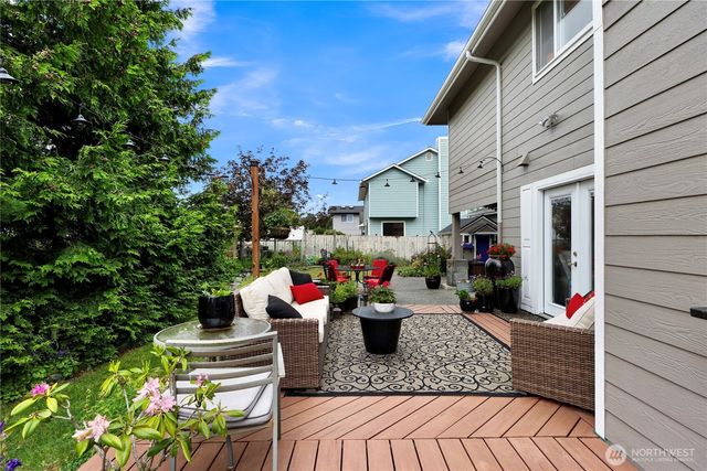 517 SW Dyer Street, Oak Harbor, WA 98277