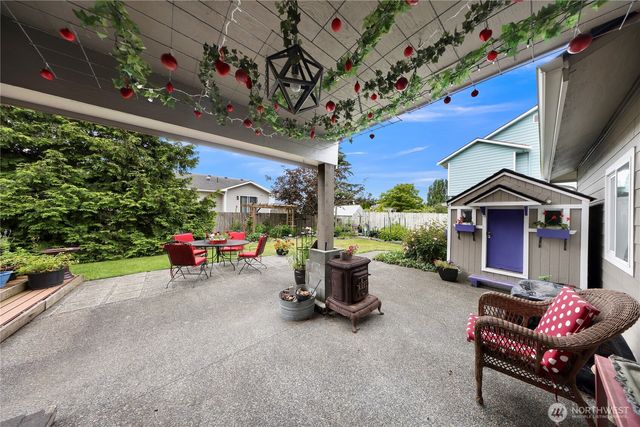 517 SW Dyer Street, Oak Harbor, WA 98277