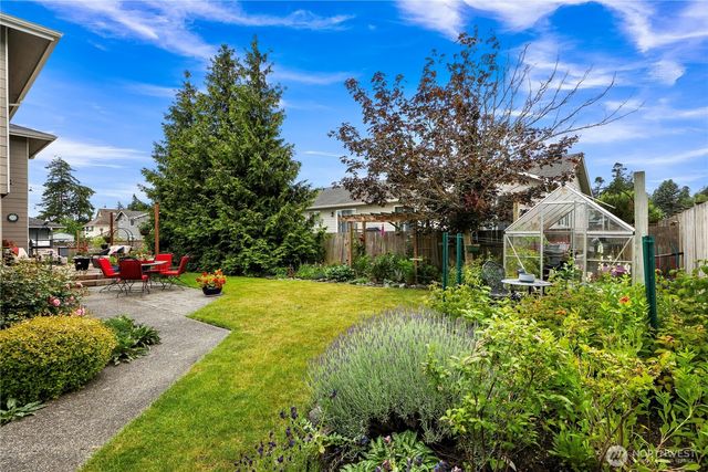 517 SW Dyer Street, Oak Harbor, WA 98277
