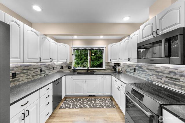 517 SW Dyer Street, Oak Harbor, WA 98277