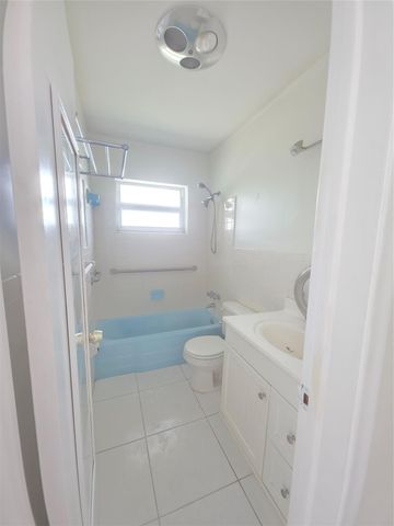 2131 NE 42nd Ct 209E, Lighthouse Point, FL 33064