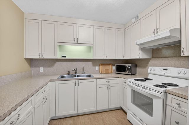 2047 Newcastle C, Boca Raton, FL 33434