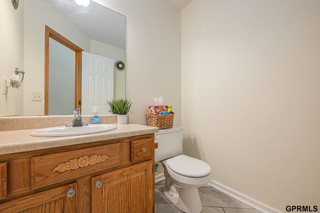 1606 N 175th Plaza, Omaha, NE 68118