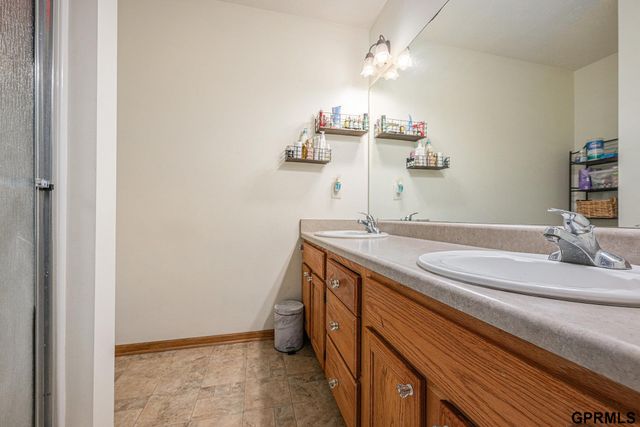 1606 N 175th Plaza, Omaha, NE 68118