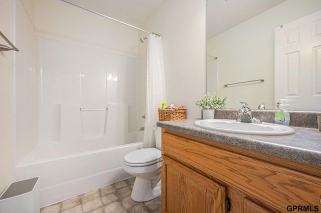 1606 N 175th Plaza, Omaha, NE 68118