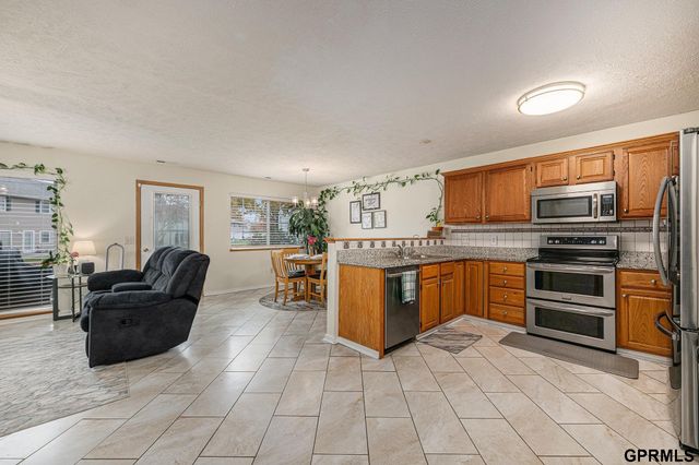 1606 N 175th Plaza, Omaha, NE 68118