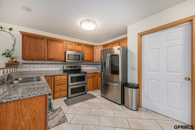 1606 N 175th Plaza, Omaha, NE 68118