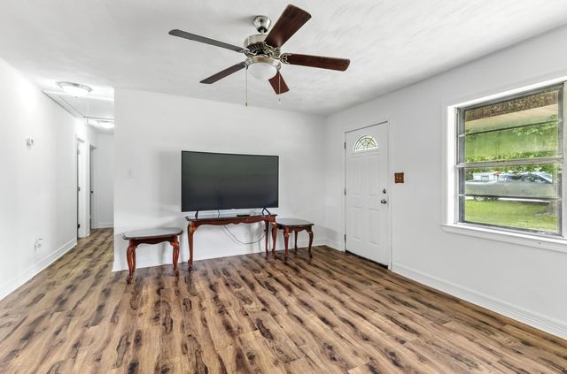 2564 Dennis Street, Orange, TX 77632