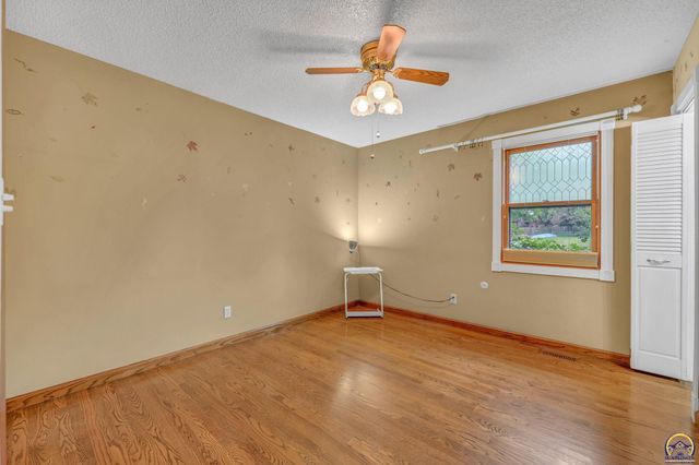 1325 SE 43rd St, Topeka, KS 66609