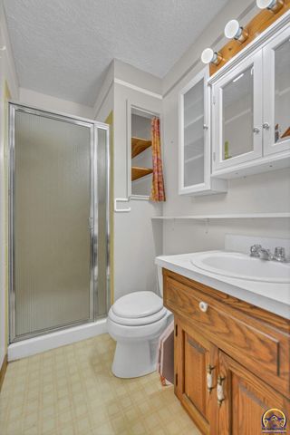 1325 SE 43rd St, Topeka, KS 66609