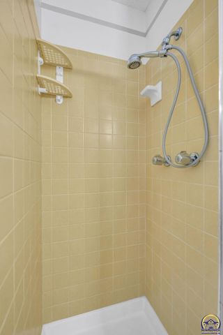 1325 SE 43rd St, Topeka, KS 66609