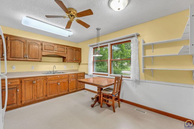 1325 SE 43rd St, Topeka, KS 66609