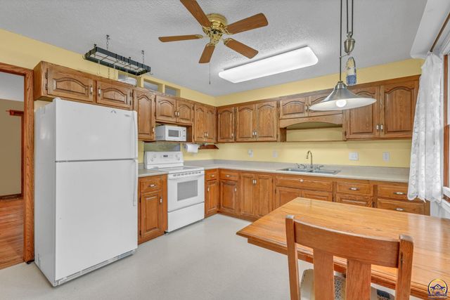1325 SE 43rd St, Topeka, KS 66609