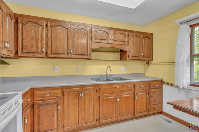 1325 SE 43rd St, Topeka, KS 66609