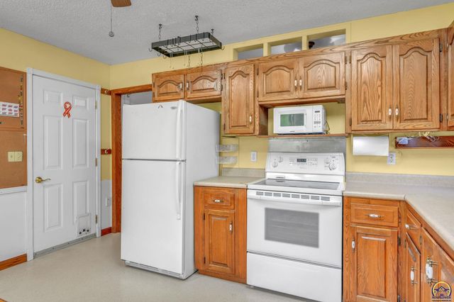1325 SE 43rd St, Topeka, KS 66609