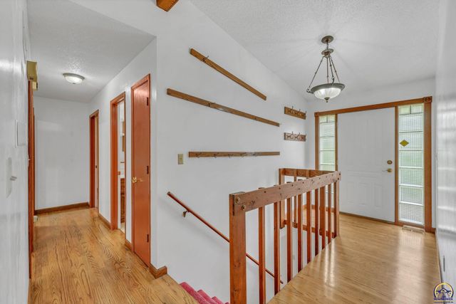 1325 SE 43rd St, Topeka, KS 66609