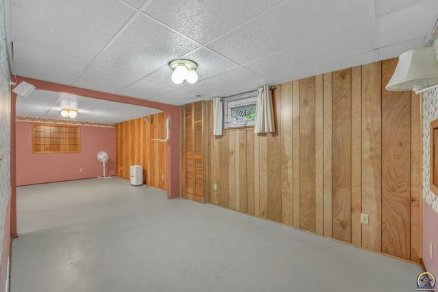 1325 SE 43rd St, Topeka, KS 66609