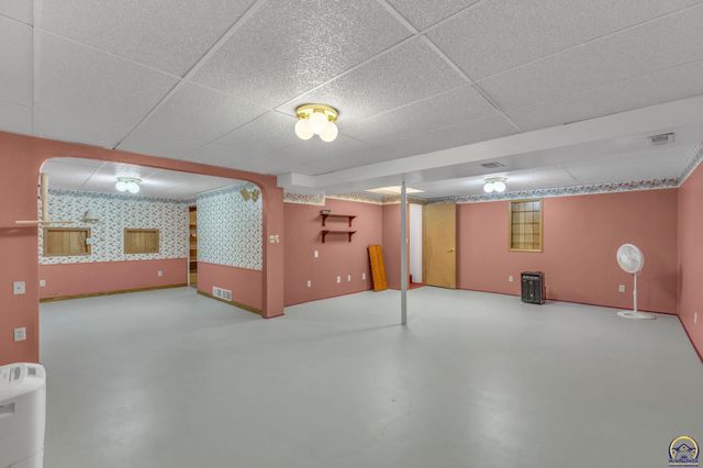 1325 SE 43rd St, Topeka, KS 66609