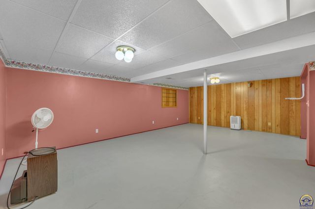 1325 SE 43rd St, Topeka, KS 66609