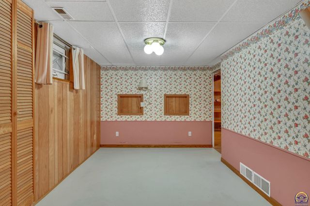 1325 SE 43rd St, Topeka, KS 66609