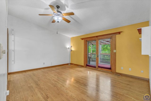 1325 SE 43rd St, Topeka, KS 66609