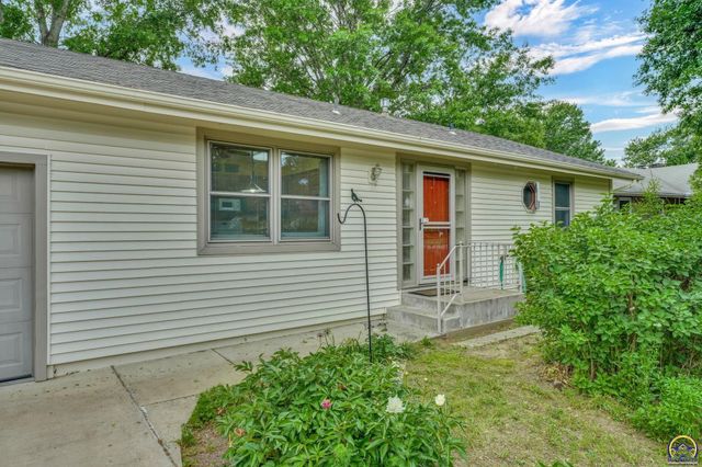 1325 SE 43rd St, Topeka, KS 66609