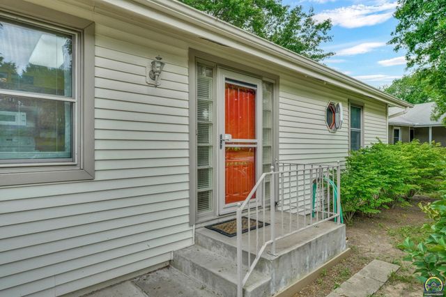 1325 SE 43rd St, Topeka, KS 66609