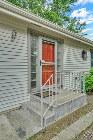 1325 SE 43rd St, Topeka, KS 66609