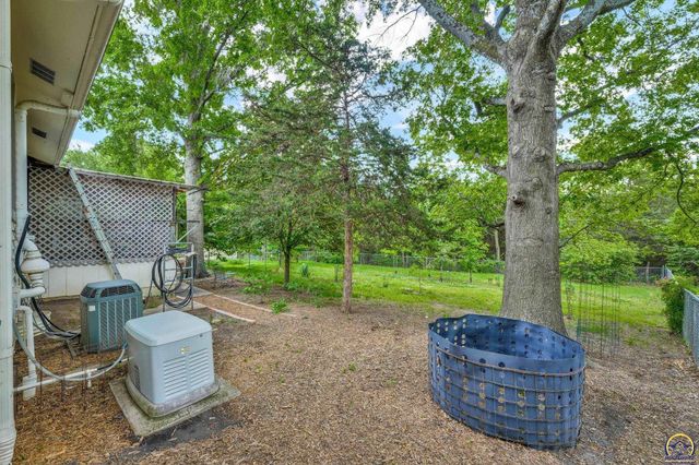 1325 SE 43rd St, Topeka, KS 66609