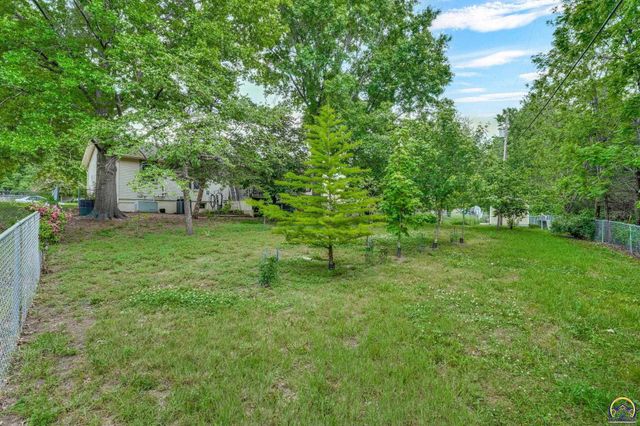 1325 SE 43rd St, Topeka, KS 66609