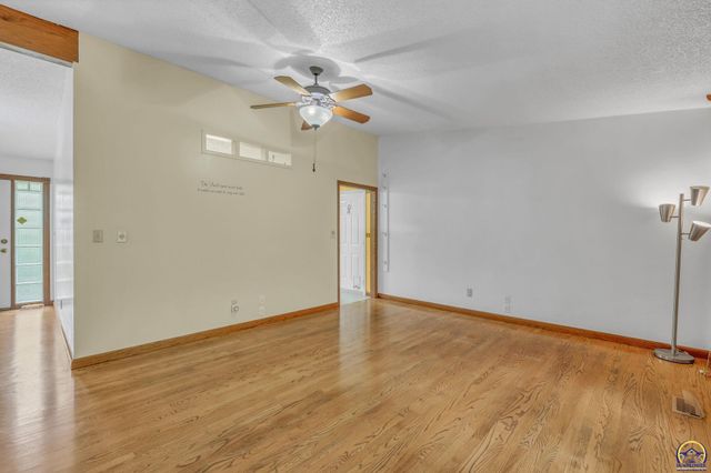 1325 SE 43rd St, Topeka, KS 66609
